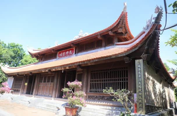 cuong temple nui quyết | dền thờ vua quang trung - 