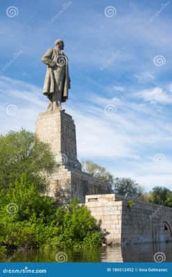 Monument to Lenin at the entrance of the Volga-Don canal - 