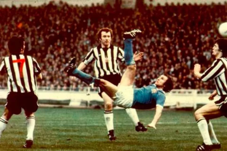 Dennis Tueart - English former footballer