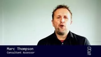 Марк томпсон актер. Марк томпсон. Марк томпсон ubisoft сценарист. Марк томпсон фокусник. Марк эдвард войс актер.