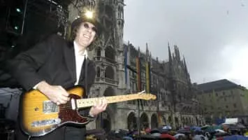 Nick Woodland - British guitarist