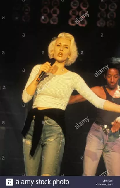 Sara Dallin - Singer