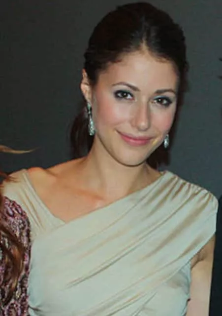Amanda Crew - Canadian actress