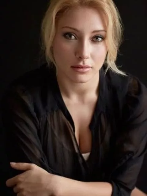 Alexandra Vino - Actress