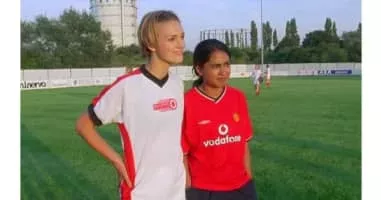 Bend It Like Beckham - 2002 ‧ Drama/Comedy-drama ‧ 1h 52m