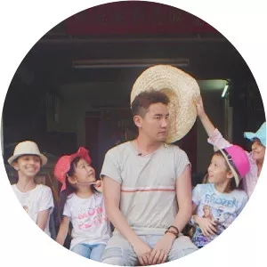 5 Kids And A BlokeSince 2016 - TV program