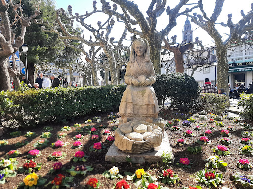 A Vendedora de Queixos - Sculpture in Arzua, Spain