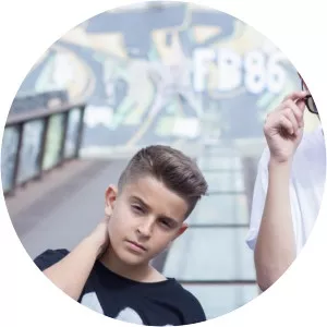 Adexe y Nau photograph