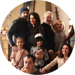 Ai nostri (Since 2017) - 2017 ‧ Sitcom ‧ 2 seasons