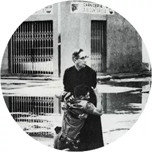 Aid From The Padre - Photograph by Héctor Rondón