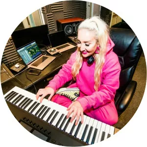 Alexis Knox - Singer