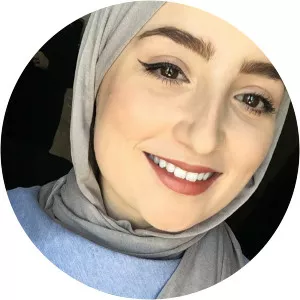 Amira Riaa - YouTuber