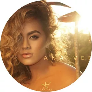 Ana Vee - Singer