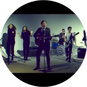 uzari anti social media