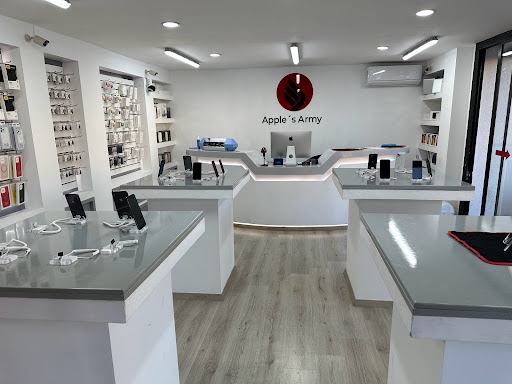 Apple's Army - Mobile phone repair shop in Aguascalientes, Mexico