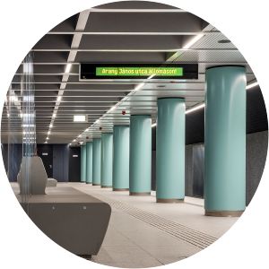 Arany János utca metro station