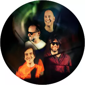 Avec le soleil sortant de sa bouche