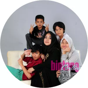 Ayla Azuhro photograph