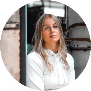 Ayla Dade - Author