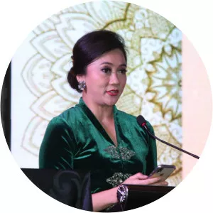 Ayu Heni Rosan - Rosan Roeslani's wife