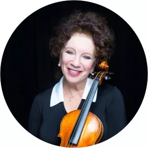 Aza Raykhtsaum - Musical artist