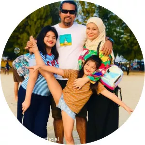 Azri Izhar - Zila Bakarin's husband