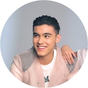 Bailey May and Ylona Garcia