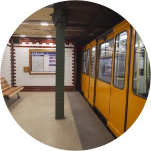 Bajza utca metro station