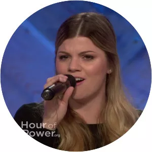 Caity Peters - Singer