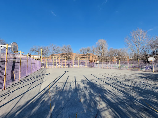 Campo de futbol y baloncesto