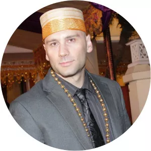 Cem Junet Peerk - Siti KDI's husband