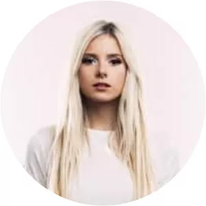 Chloe Adams - Singer
