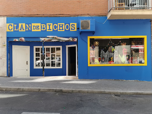 CLAN OF BUGS - Puppet theater in Madrid, Spain