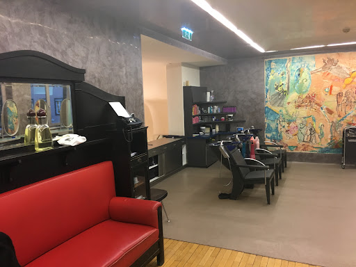 Cristas Der Friseur Die Boutique - Barber shop in Innsbruck, Austria