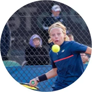 Cruz Lleyton Hewitt photograph