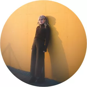 Dania O. Tausen - Singer