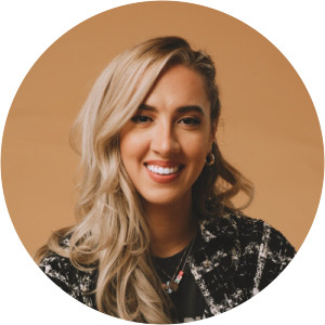 Danielle Munizzi - Musical artist ‧ Martha Munizzi's daughter