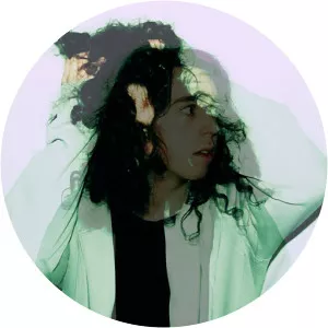 Delay in the universal loop Musician