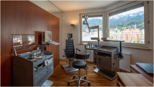 Dr. Christoph Stricker