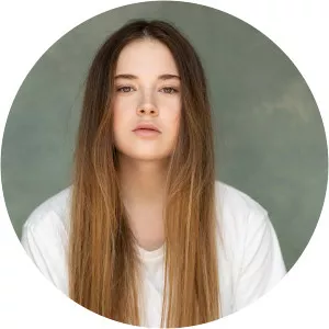 Emi Chicoine - Actress