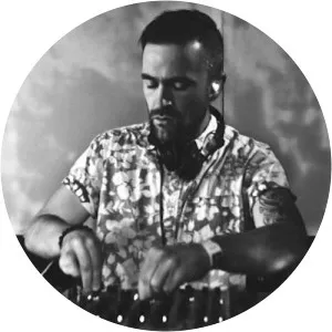 Ee Oo - Musical artist