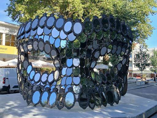 Escultura I'll be your Mirror da Joana Vasconcelos - Tourist attraction in Braga, Portugal