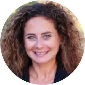 Esra Akkaya - Actress