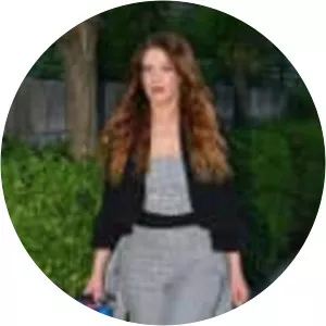 Esra Sönmezer - Actress