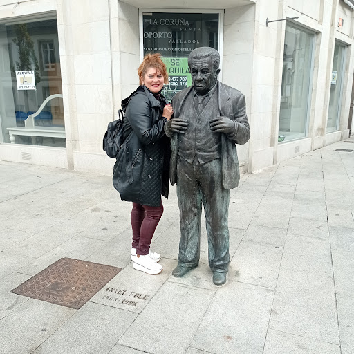 Estatua a Anxel Fole