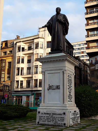 Estatua de Jovellanos - Monument in Gijon, Spain
