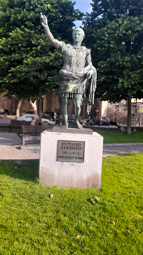Estatua del Emperador Octavio Augusto - Sculpture in Gijon, Spain