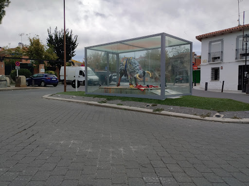 Estatua del Toro decorada por Domingo Zapata - Tourist attraction in Serranillos del Valle, Spain