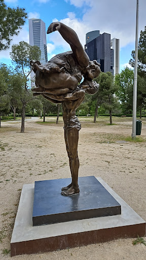 Estatua El beso de Xu Hongfei - Memorial in Madrid, Spain