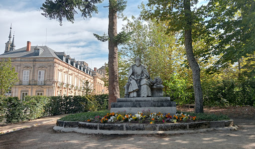 Estatua Reina Isabel de Borbon